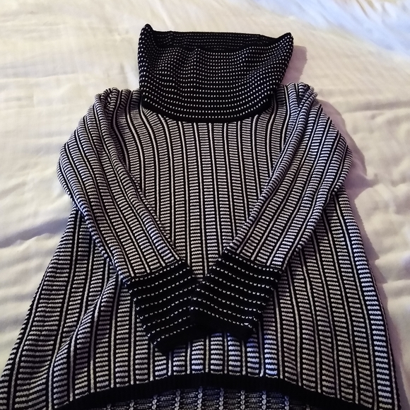 Calvin Klein sweater - Picture 2 of 3